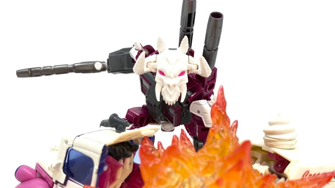 Transformers Legacy Skullgrin Deluxe Class Figure Image  (1 of 31)